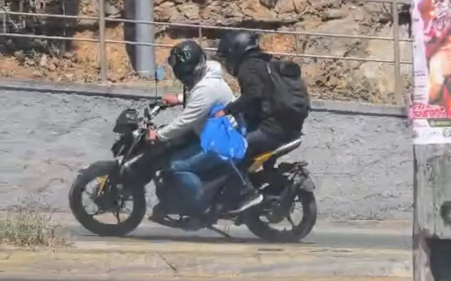 Dos delincuentes a bordo de una motocicleta huyen a toda velocidad por la carretera del Cerro del Fortín tras burlar un operativo policial.