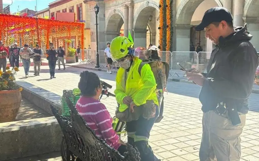 Una mujer que fue víctima de un asalto en el centro de la ciudad, donde delincuentes la despojaron de 25 mil pesos en efectivo.
