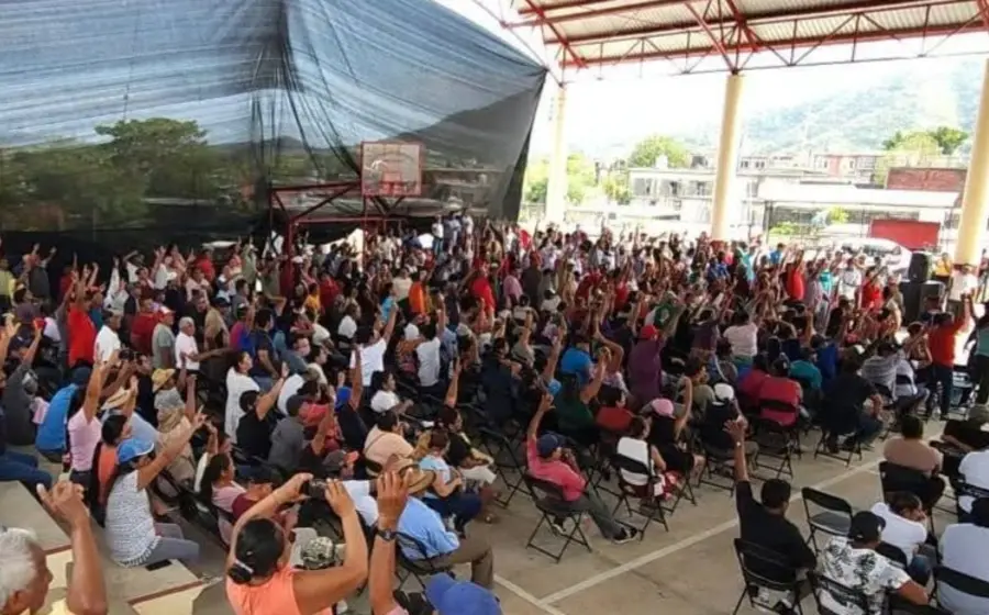 Una asamblea de ciudadanos se lleva a cabo en el domo del Palacio Municipal de Santiago Astata para definir las reglas y el Consejo Electoral.