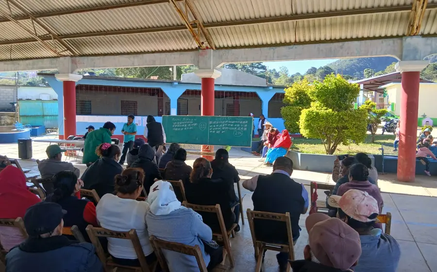 Imagen de la asamblea comunitaria en San Miguel Tenango donde se llevó a cabo la renovación de la autoridad municipal, avalada por funcionarios.