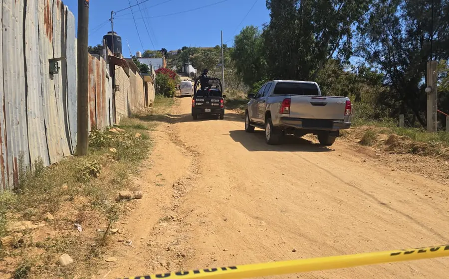 Escena del crimen en la calle Donají de la colonia Monte Albán, donde un comerciante fue asesinado a balazos en San Martín Mexicápam.