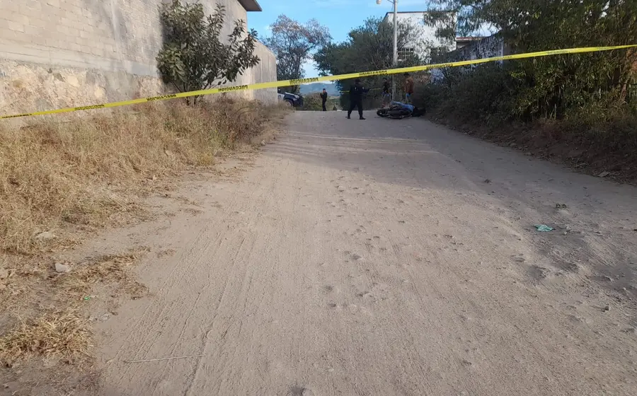 La escena del crimen en la carretera a Yegoseve, Ejutla, donde un repartidor que presuntamente distribuía droga fue asesinado a balazos.