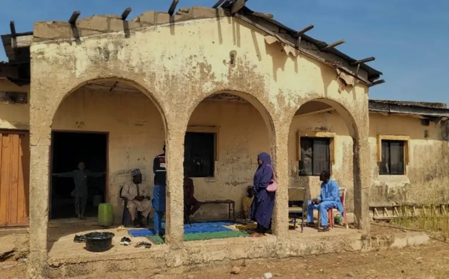 Escena de un templo religioso en Nigeria después de ser atacado por hombres armados durante la celebración de una ceremonia.