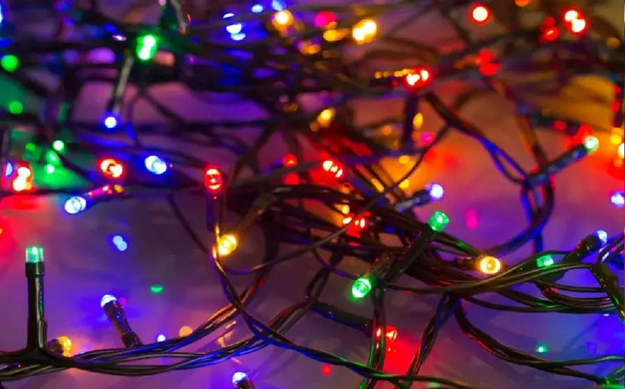 Iluminación y decoración navideña en un hogar, representando el incremento en el consumo de energía eléctrica durante las fiestas decembrinas.