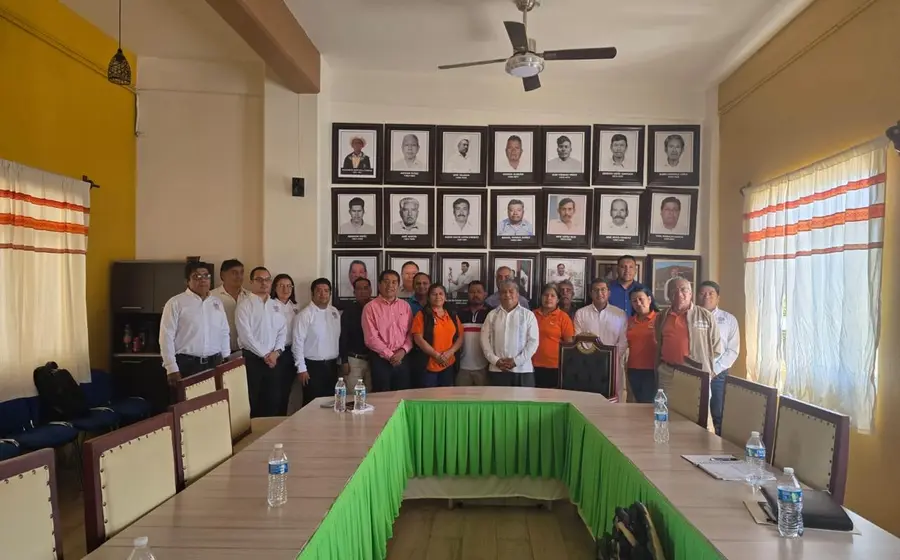 Autoridades de Santa María Atzompa y municipios vecinos reunidos en mesas de trabajo para la revisión y definición de los límites territoriales oficiales.