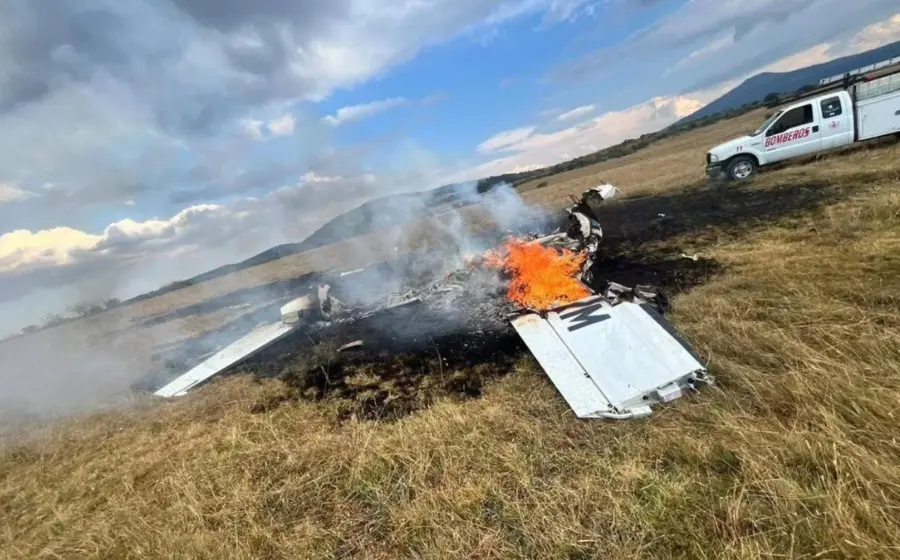 Una avioneta pequeña yace sobre un campo de cultivo en Michoacán después de realizar un aterrizaje de emergencia que dejó cinco heridos.