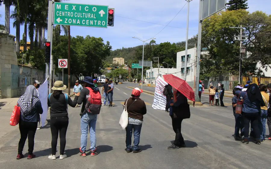 Imagen ilustrativa de un bloqueo carretero en Oaxaca, problemática que ha disminuido un 31% en el estado durante 2025 según reportes oficiales.