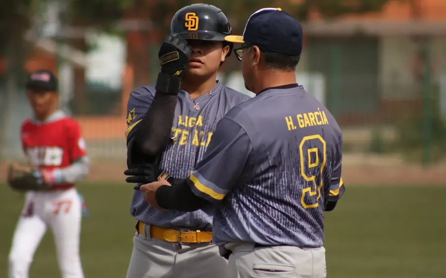 Un equipo de béisbol demuestra su poder ofensivo durante el torneo Regional de Valles, en una jugada clave para conseguir su pase al Estatal.