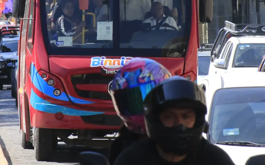 Un autobús de la nueva línea de transporte BinniBus circula en su ruta inaugural por la zona de Viguera y El Rosario en Oaxaca.