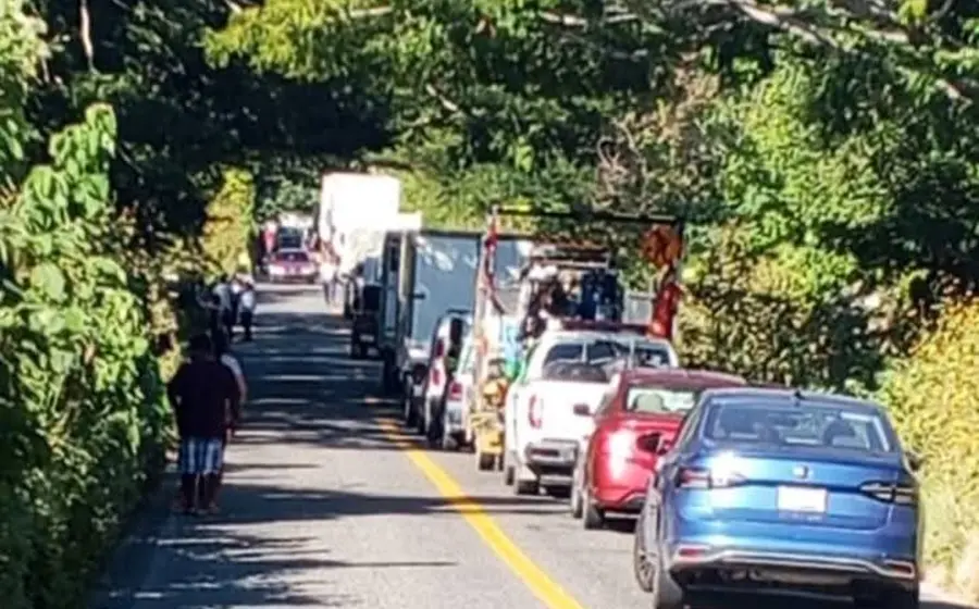 Pobladores de Santiago Astata instalan un bloqueo sobre la Carretera Federal 200, tramo Salina Cruz-Huatulco, para denunciar un caso de nepotismo.
