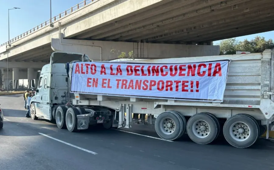 Vista panorámica del bloqueo vehicular sobre la carretera Texcoco-Lechería, que muestra la interrupción del tráfico en esta importante vía de comunicación.
