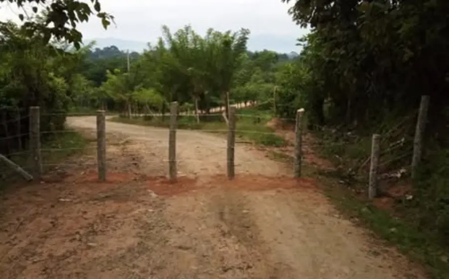 Habitantes de la comunidad de La Soledad, en Guichicovi, bloquean el acceso principal a Brena Torres para denunciar un presunto desvío de recursos.
