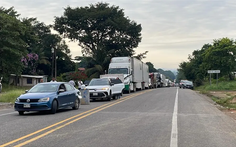 Habitantes de comunidades de Guichicovi mantienen un bloqueo indefinido sobre la carretera federal para expresar sus inconformidades y demandas a las autoridades.