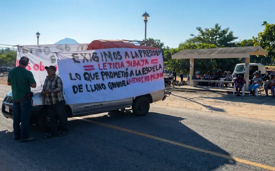 Pobladores de Llano Grande mantienen un bloqueo vehicular sobre la Carretera Panamericana 190, afectando el tránsito desde el pasado 24 de noviembre.