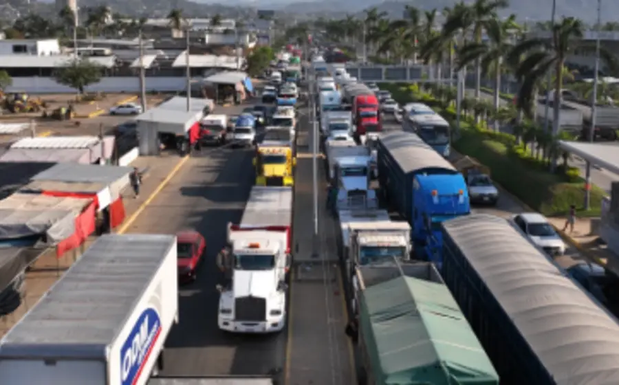 Una larga fila de camiones de carga se encuentra detenida en la frontera debido a los bloqueos que generan pérdidas millonarias a la industria.