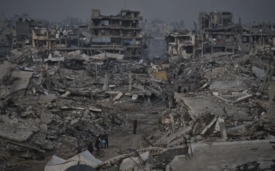 La artillería israelí dispara contra áreas urbanas de la ciudad de Jan Yunis, en Gaza, como parte de los bombardeos realizados por Israel.