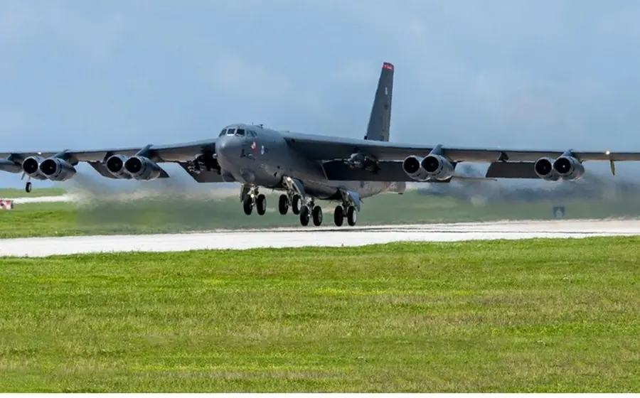 Bombarderos militares de Estados Unidos vuelan cerca de las costas de Venezuela como parte de una campaña militar contra presuntos narcotraficantes.