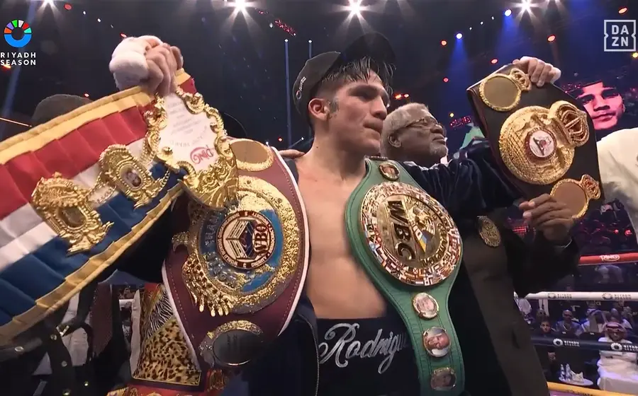 Un boxeador de ascendencia mexicana celebra su victoria tras una actuación superlativa que lo convirtió en triple campeón mundial de peso supermosca.