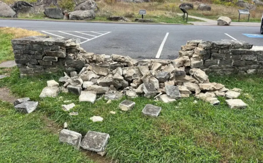 Un paisaje dentro de un parque nacional de Estados Unidos que muestra signos de descuido, como basura o daños al entorno natural y sitios históricos.