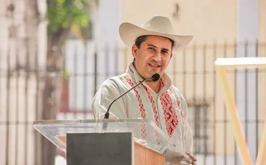 Carlos Manzo, expresidente municipal de Uruapan, Michoacán, en una fotografía de perfil para un artículo sobre finanzas.