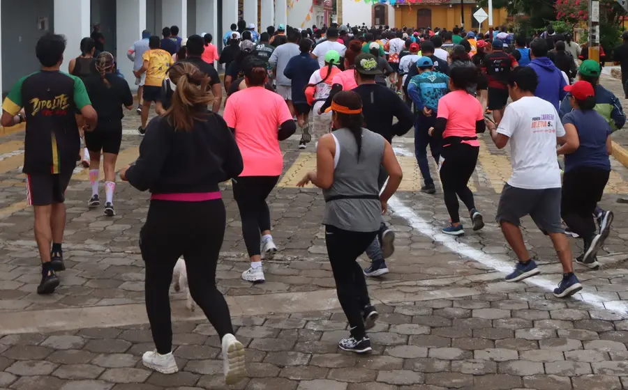 Corredores participan en la Carrera Atlética de la Empanada y la Barbacoa, un evento para despedir el año 2025 en el valle eteco.