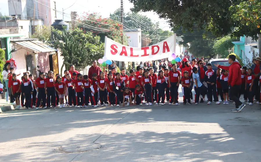 Estudiantes compiten con entusiasmo durante la novena edición de la Carrera Atlética Estudiantil de la Primaria Policarpo T. Sánchez.