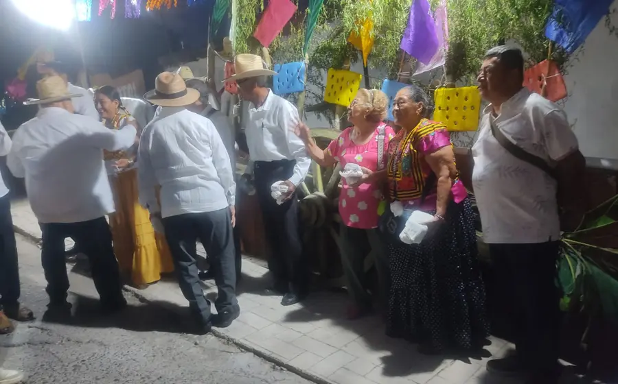 Tehuanos reunidos en una celebración religiosa y de convivencia para festejar el primer aniversario de 'La Carreta' en Tehuantepec.