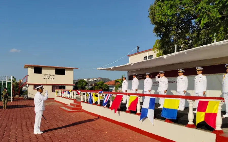 El comandante de la 10a. Región Naval encabeza la ceremonia de Semar para conmemorar los 200 años de la Independencia del Mar.