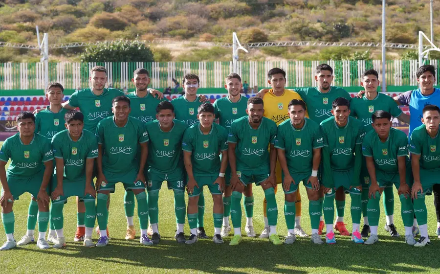 Los jugadores del equipo Chapulineros de Oaxaca en acción durante su partido en casa contra Jaguares de Chiapas, donde consiguieron dos valiosos puntos.