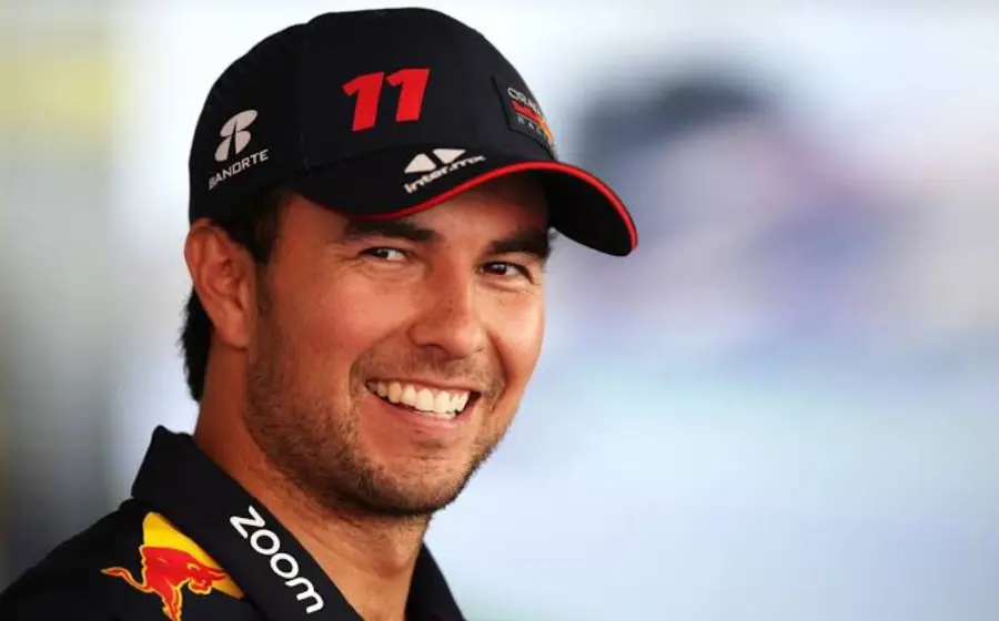 El piloto mexicano Checo Pérez en la pista de carreras, realizando pruebas en su monoplaza previo a su regreso a la Fórmula Uno.