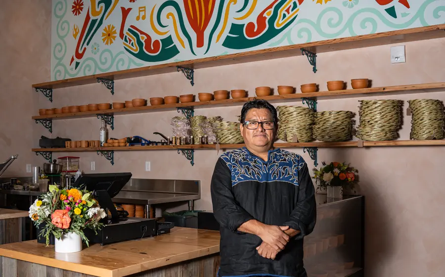 El célebre chef zapoteco Alfonso “Poncho” Martínez, quien lleva el sabor de las tlayudas a Maydan Market en Los Ángeles, California.