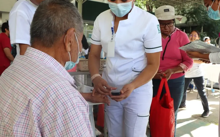 Un profesional de la salud realiza un chequeo médico a un paciente como medida clave para la prevención y el control de la diabetes.