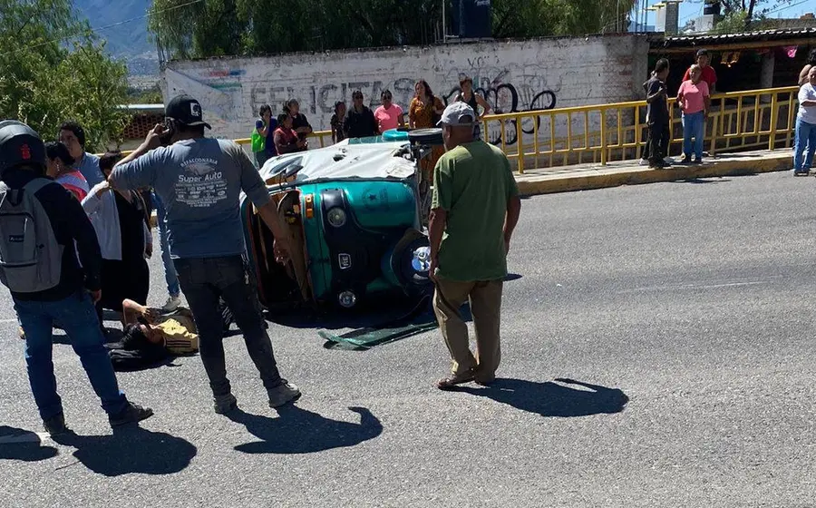 Escena del accidente en Tlacolula de Matamoros donde una camioneta embistió a un mototaxi, dejando al conductor del vehículo pequeño con lesiones.