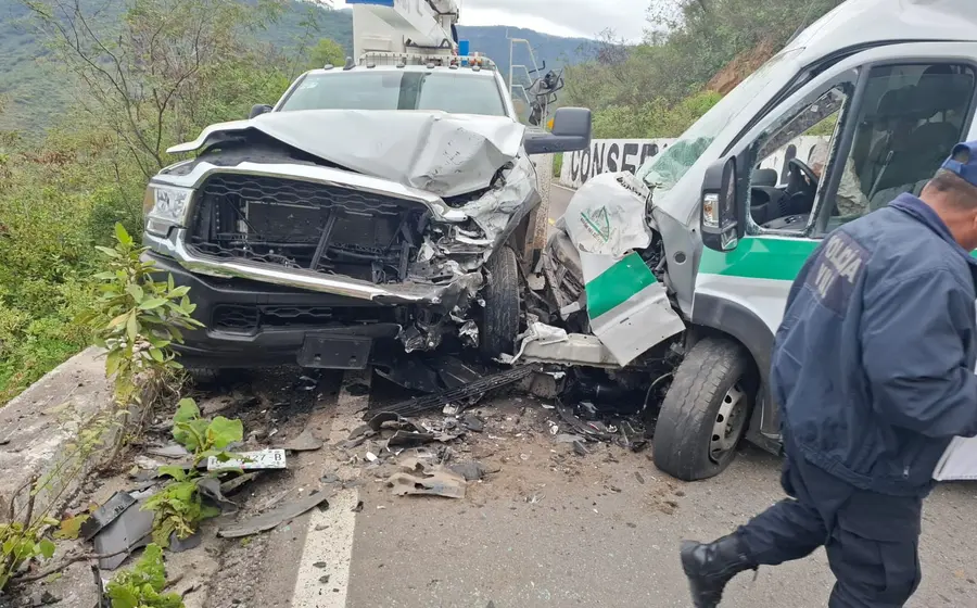 Dos vehículos se impactaron de frente en un aparatoso choque que, según los informes, dejó a una persona lesionada en el lugar.