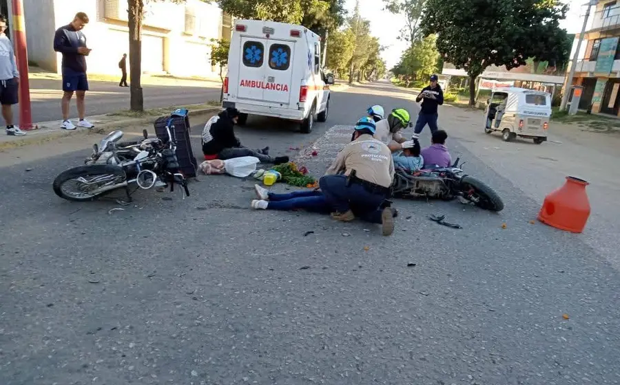 Escena del accidente entre dos motocicletas en la carretera a Cuilápam de Guerrero, donde tres personas resultaron con lesiones.