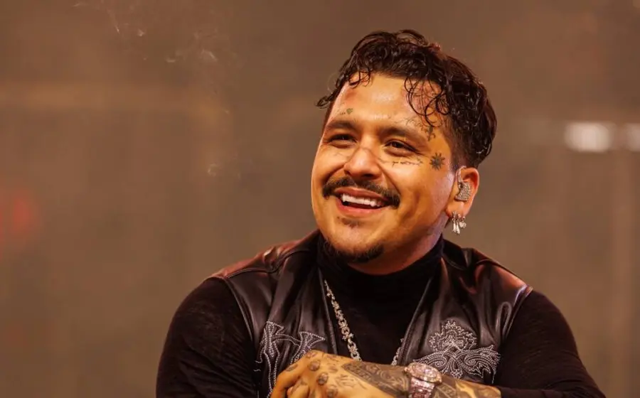 El cantante Christian Nodal, quien enfrenta un proceso legal impugnado por la FGR debido a una denuncia sobre la titularidad de sus derechos de autor.