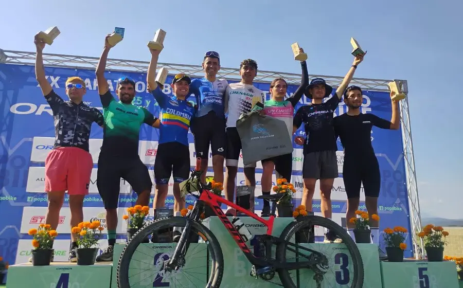 El ciclista juvenil oaxaqueño Ricardo Santiago celebra en lo más alto del podio tras ganar la carrera ciclista Internacional Popobike 2025.