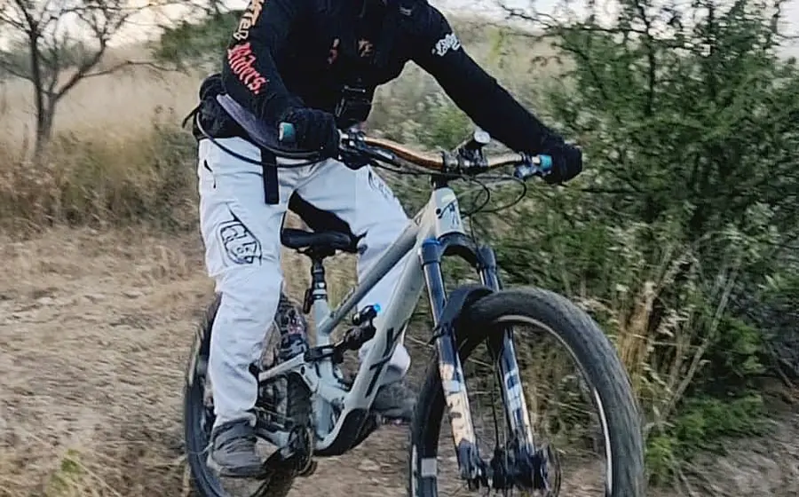 Ciclistas de montaña se preparan para asumir el reto de los desafiantes descensos con garra e intrepidez durante la competencia Downhill en Xoxo.