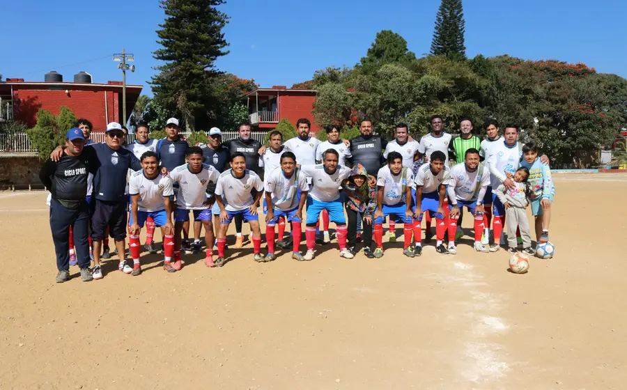 El equipo de Ciclo Sport durante el partido que abre la jornada de semifinales en la categoría Mayor A del torneo local.