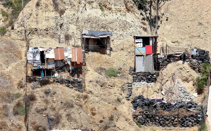 Una vista panorámica de un cinturón de miseria en Tijuana, Baja California, mostrando viviendas precarias y las condiciones de pobreza en la periferia.