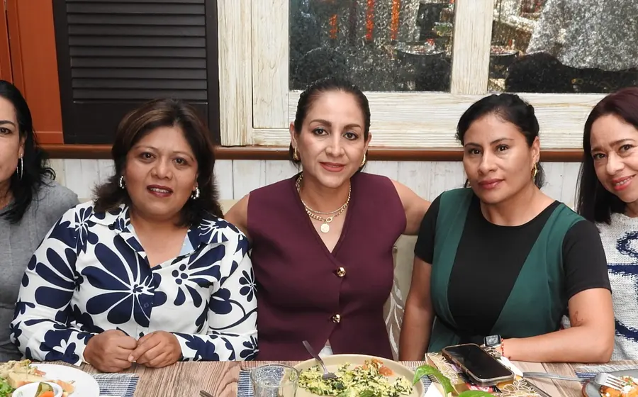 Claudia Herrera, al centro, sonríe mientras celebra su cumpleaños en compañía de sus amigas Karina, Anayanci, Viridiana y Laura.