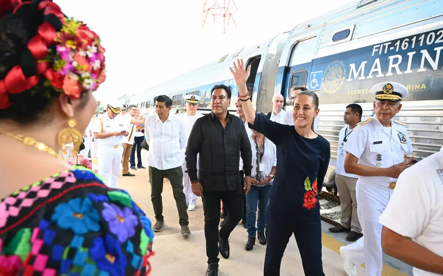 La Jefa del Poder Ejecutivo, Claudia Sheinbaum, corta el listón y devela las placas durante la inauguración de la Línea K del Tren Interoceánico.