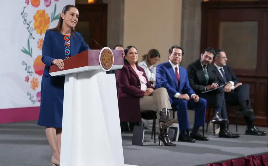 La Presidenta Claudia Sheinbaum recuerda las manifestaciones pacíficas de la Cuarta Transformación que han llenado el Zócalo de la Ciudad de México.
