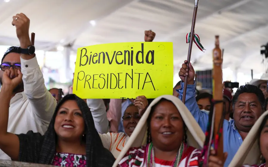 La Presidenta de México, Claudia Sheinbaum, es recibida con respeto y admiración por el pueblo de Oaxaca durante su visita al estado.