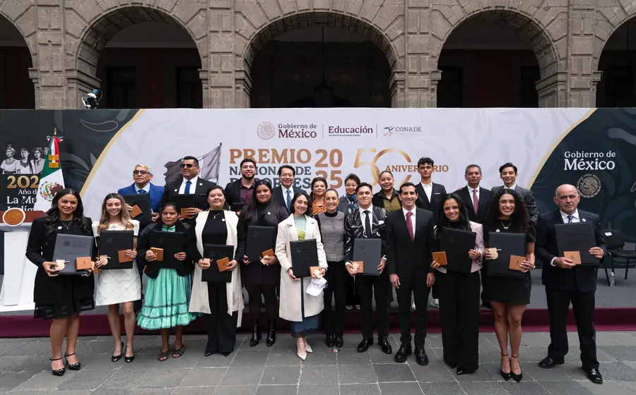 Claudia Sheinbaum durante la ceremonia de reconocimiento a 16 atletas, entrenadores y juezas de México por su destacada trayectoria y fomento al deporte.