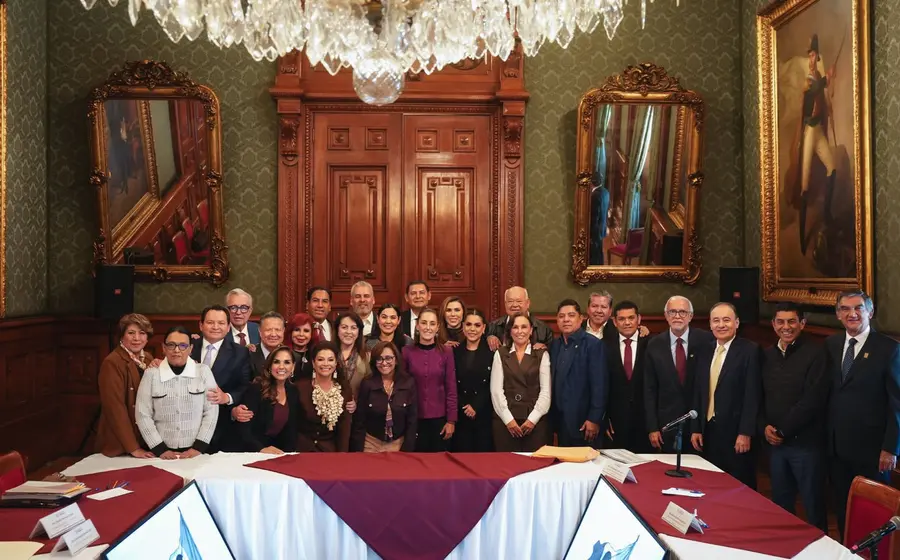 La presidenta de México, Claudia Sheinbaum Pardo, durante una reunión de trabajo con gobernadores en Palacio Nacional para fortalecer el sistema IMSS-Bienestar.
