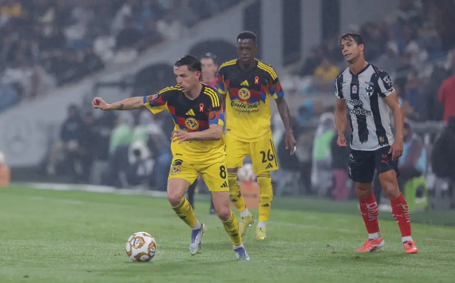 Jugadores del Club América en acción durante el partido en casa donde buscan la remontada para avanzar a las semifinales.