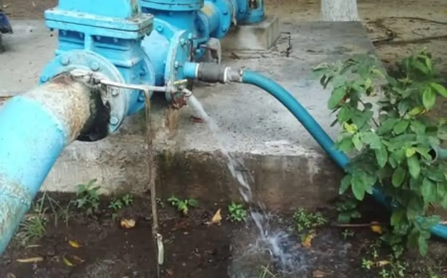 El servicio de agua potable colapsó a causa de un corte de energía eléctrica que suspendió el suministro durante cinco horas.