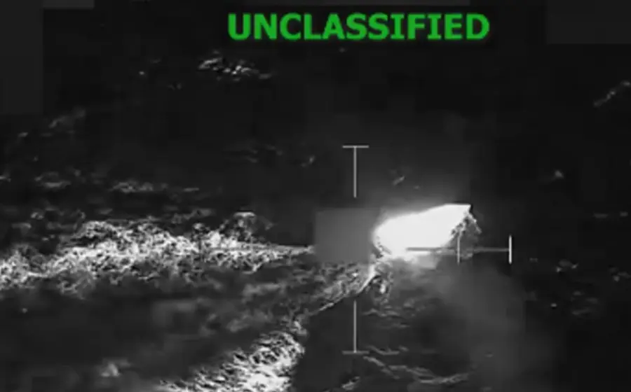 Una lancha es destruida en el Océano Pacífico durante una operación del Comando Sur de Estados Unidos, ordenada por Pete Hegseth.