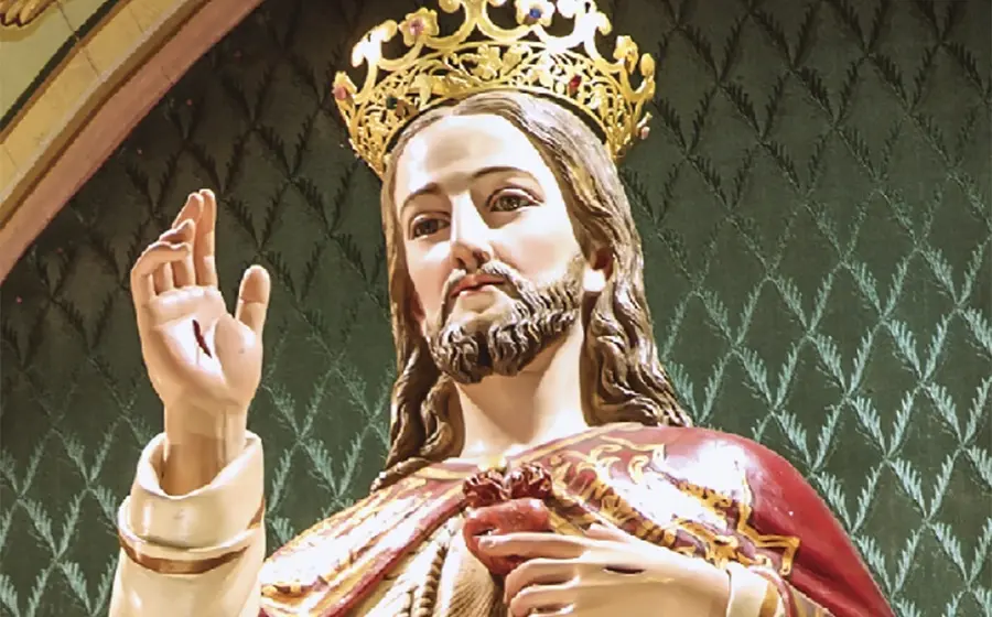 La comunidad católica se reúne para celebrar la solemne fiesta de Cristo Rey, una importante festividad que lo reconoce como Rey del universo.